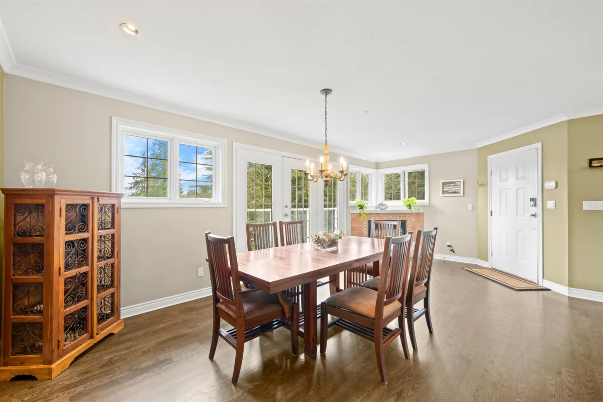 Walk-In Closet Photo of 4622 Cove Cliff Road, North Vancouver, BC