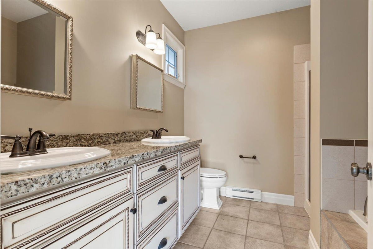 Hallway Photo of 5895 Garrison Boulevard, Chilliwack, BC