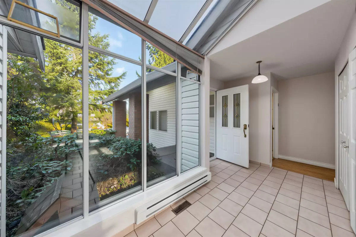 Breakfast Nook Photo of 17138 26a Avenue, Surrey, BC