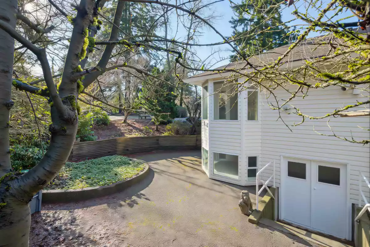 Swimming Pool Photo of 17138 26a Avenue, Surrey, BC