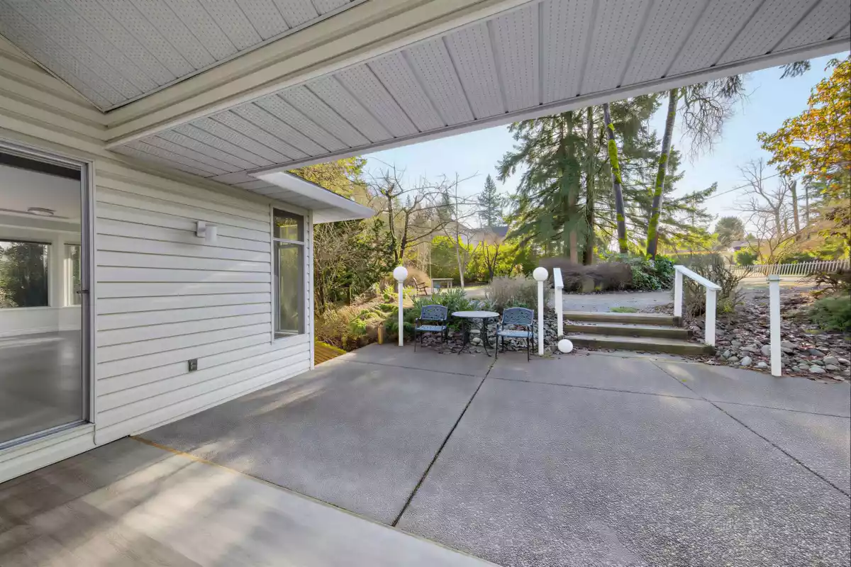 Walk-In Closet Photo of 17138 26a Avenue, Surrey, BC