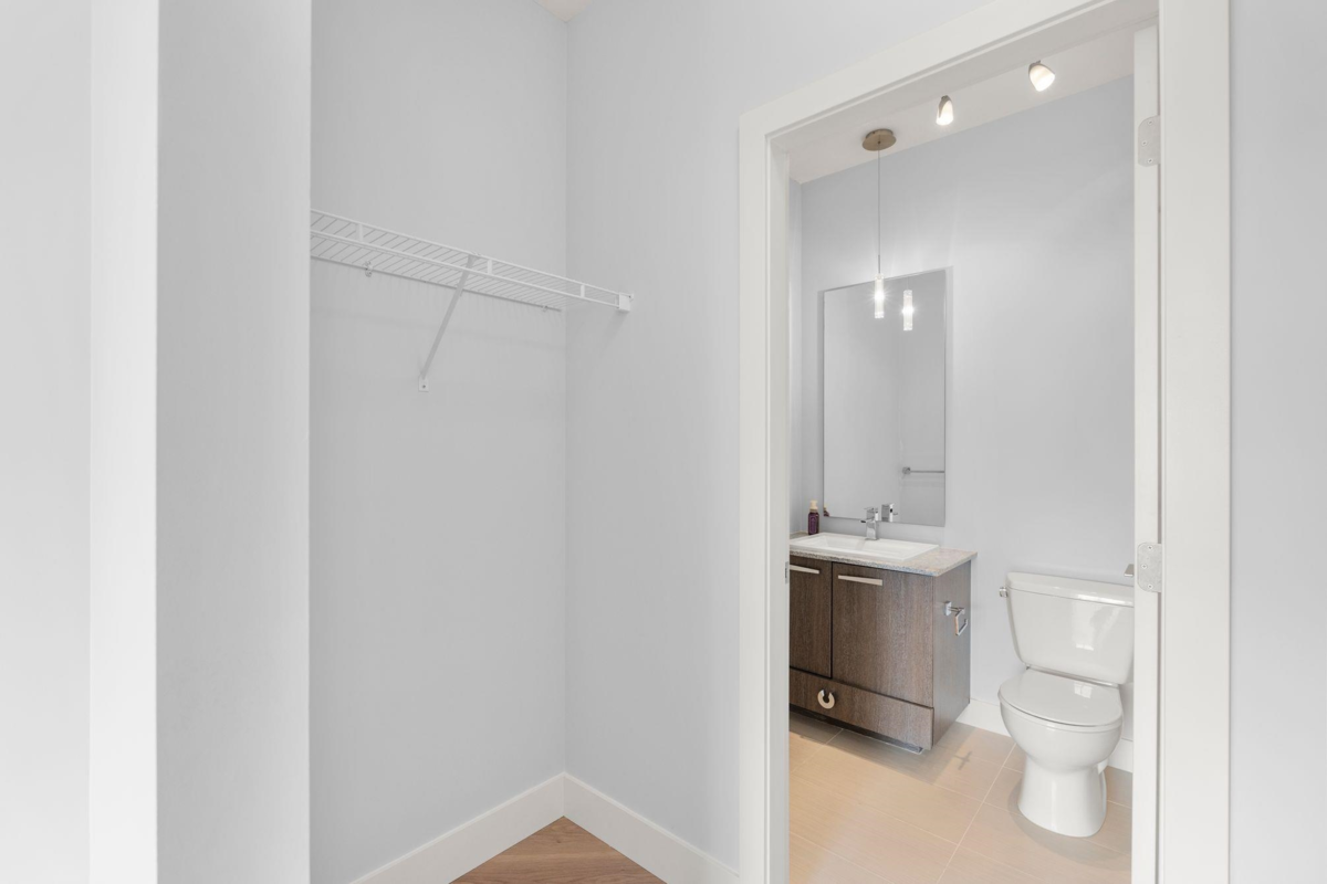 Entry Foyer Photo of 412 15956 86a Avenue, Surrey, BC