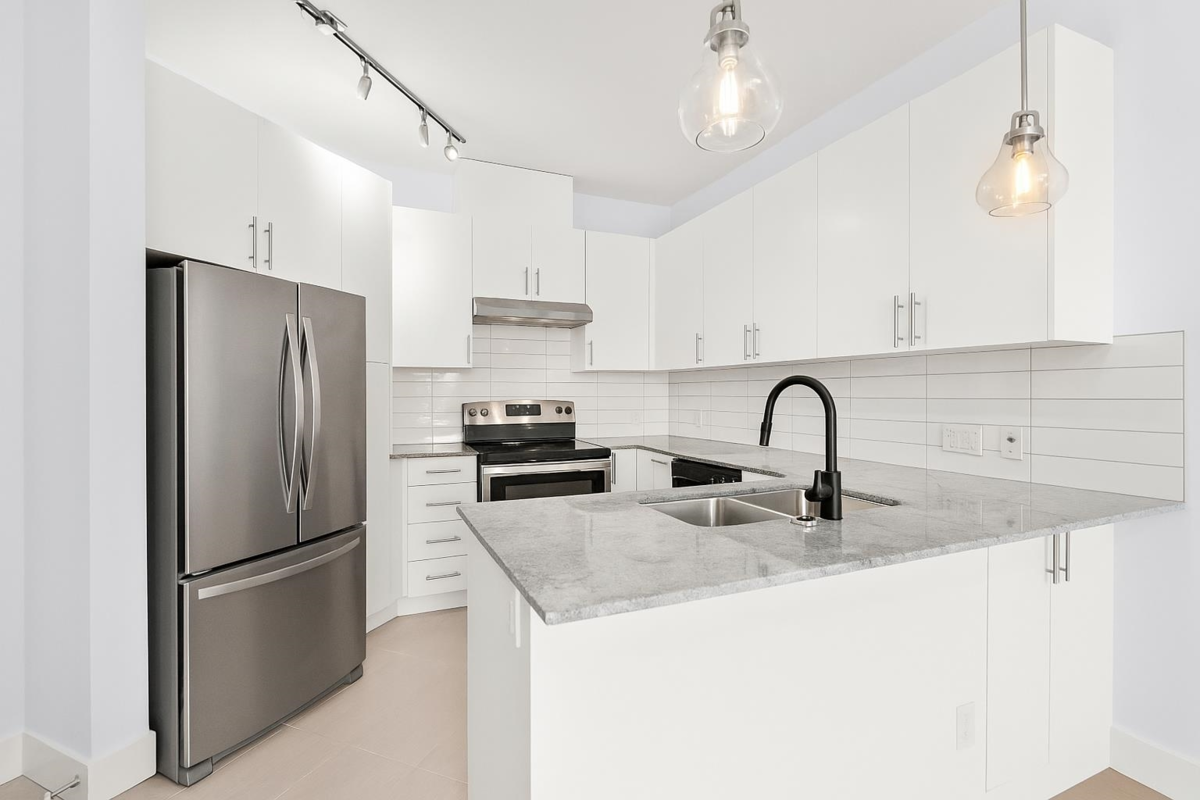 Kitchen Photo of 412 15956 86a Avenue, Surrey, BC