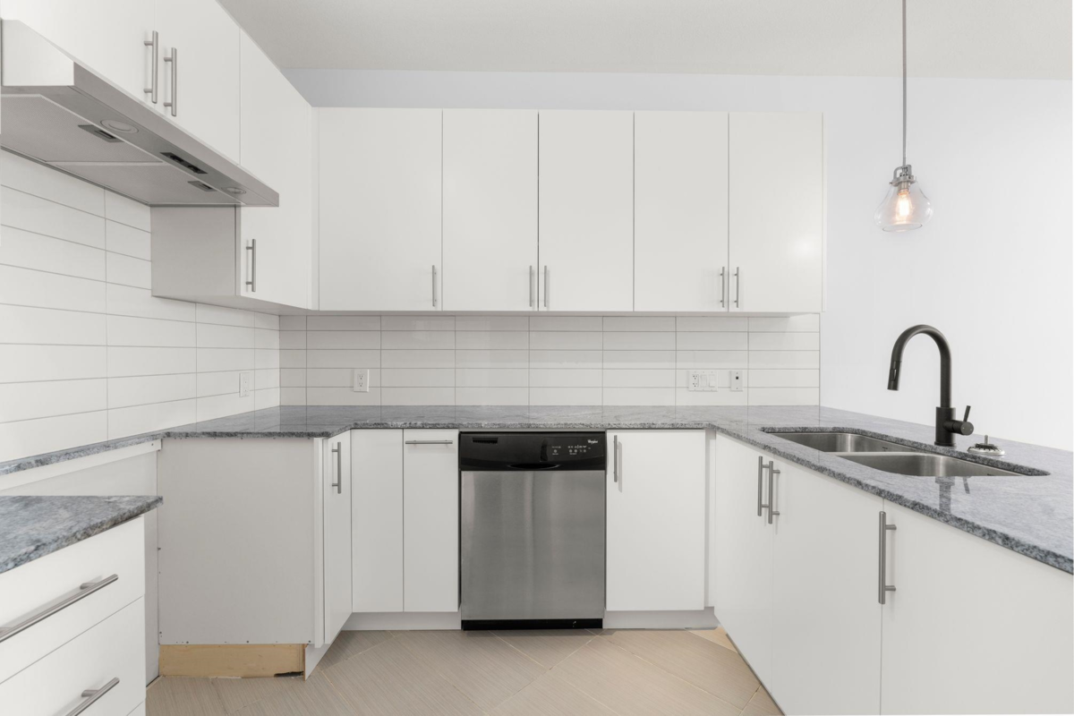 Primary Bathroom Photo of 412 15956 86a Avenue, Surrey, BC