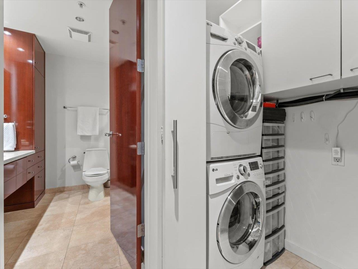 Laundry Room Photo of 3704 938 Nelson Street, Vancouver, BC