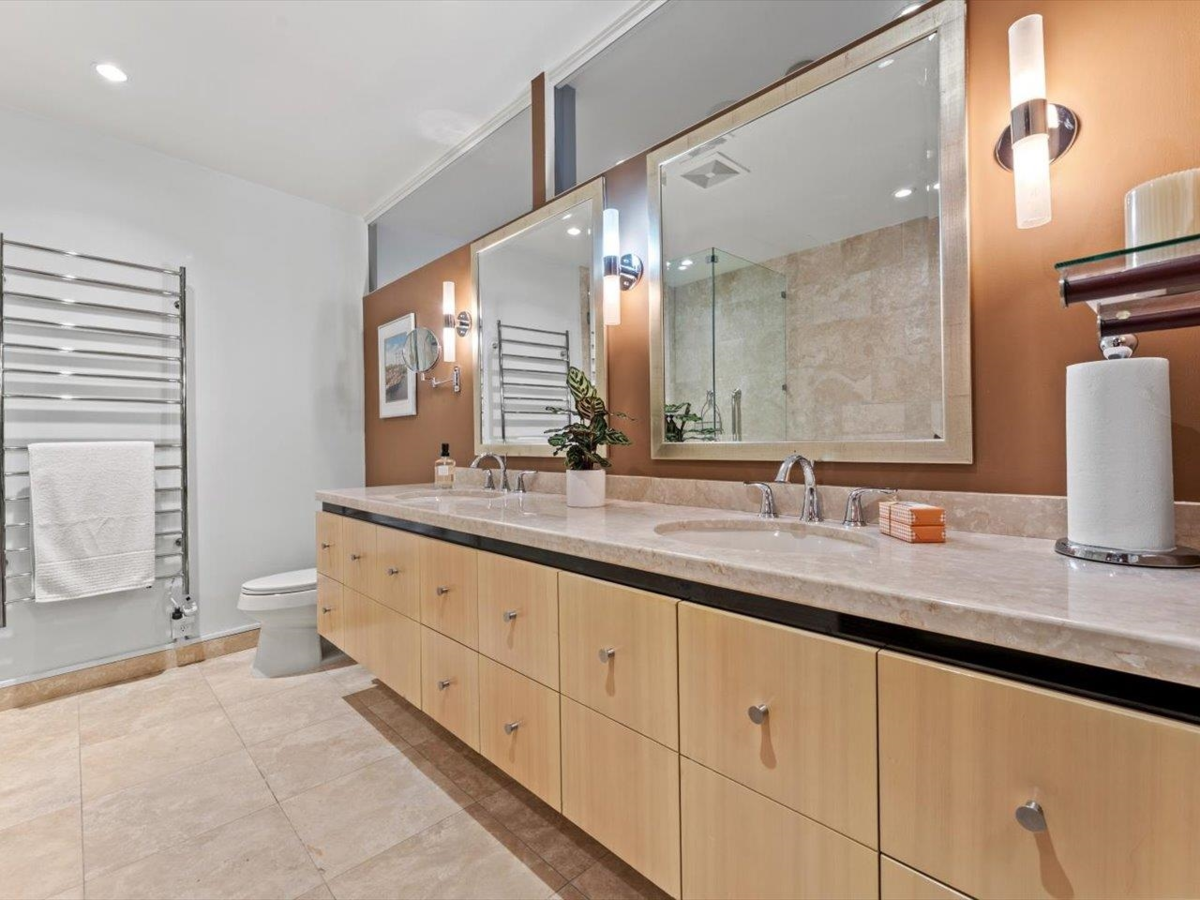 Powder Room Photo of 3704 938 Nelson Street, Vancouver, BC