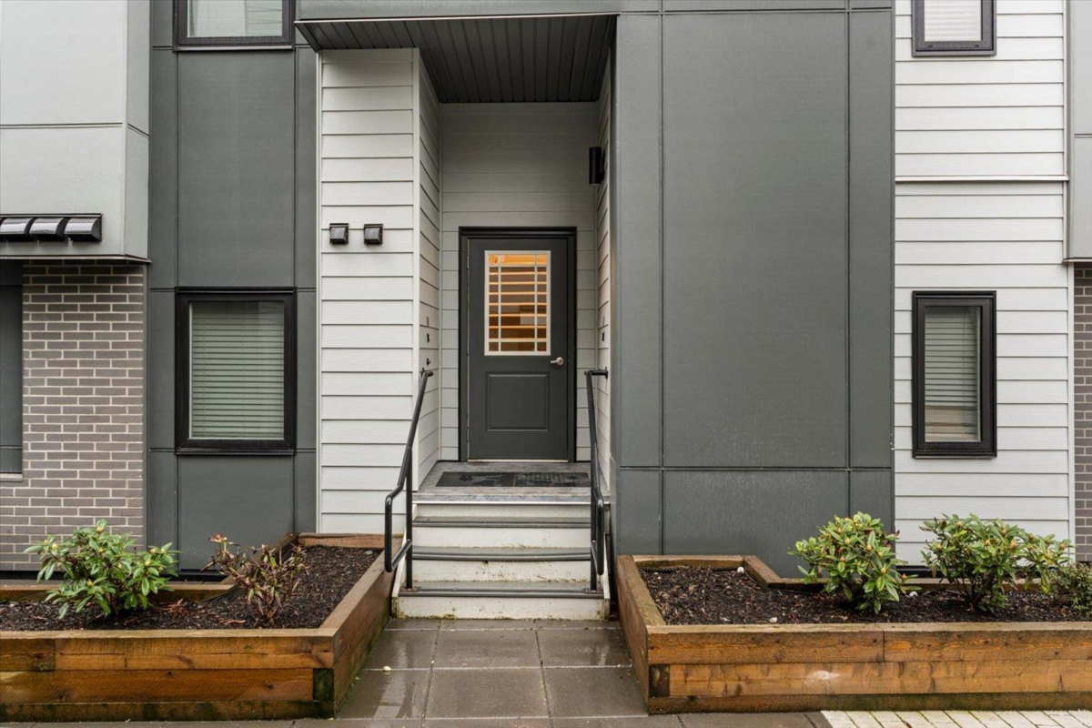 Living Room Photo of 14 1419 Mccallum Road, Abbotsford, BC