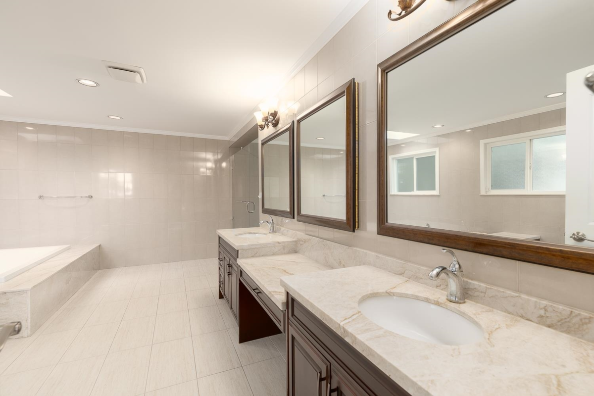 Hallway Photo of 1989 W 52nd Avenue, Vancouver, BC