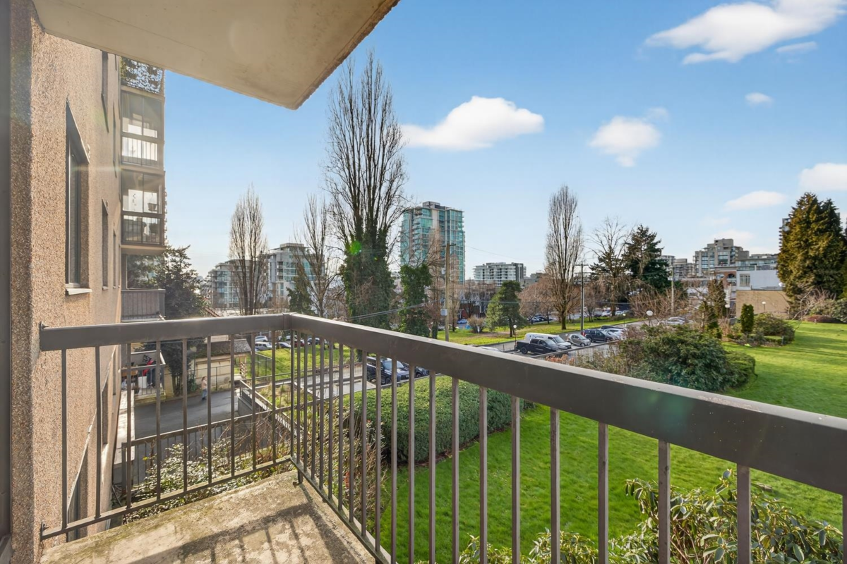 Breakfast Nook Photo of 203 145 St. Georges Avenue, North Vancouver, BC
