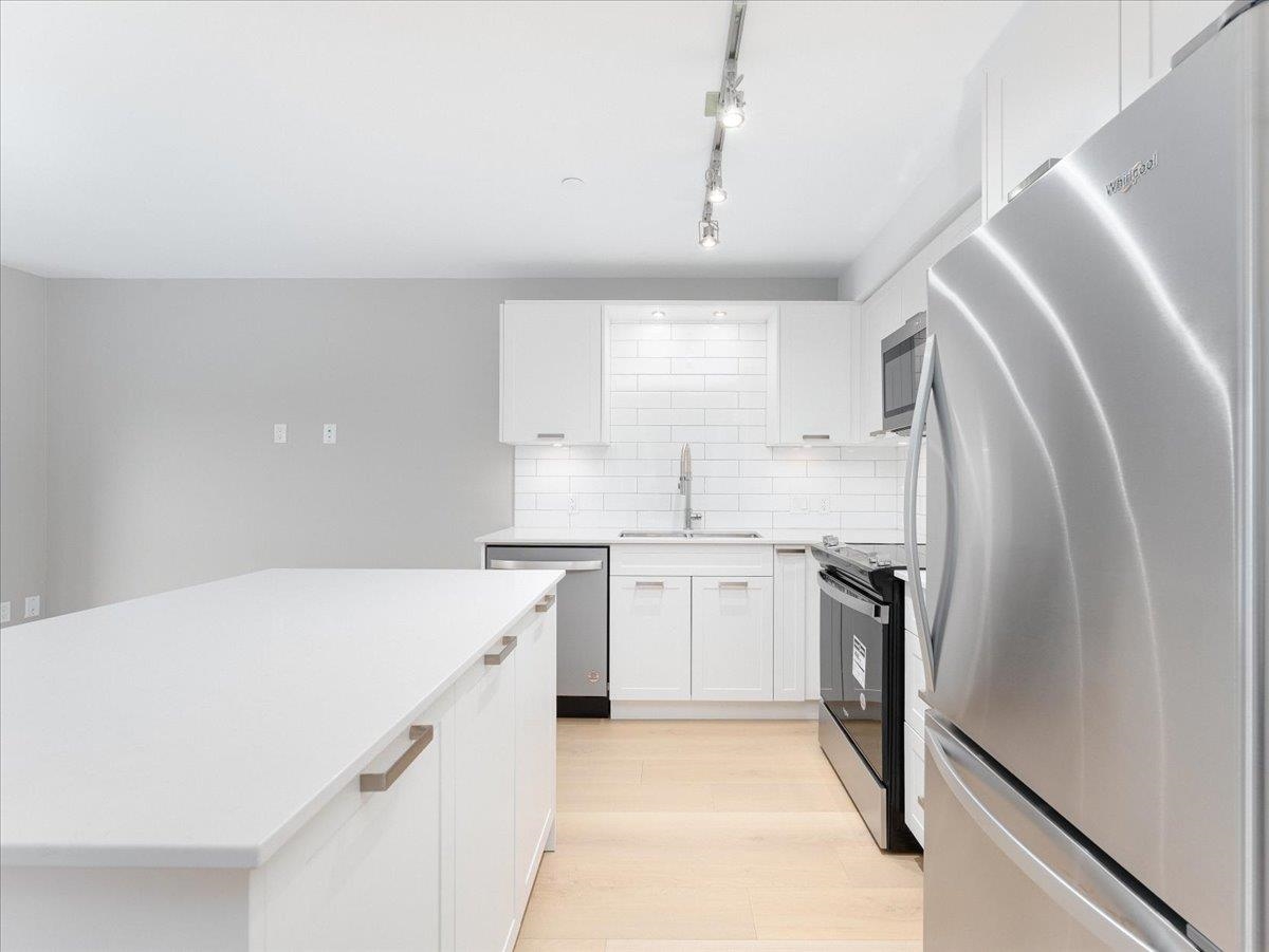 Primary Bathroom Photo of 314 22562 121 Avenue, Maple Ridge, BC