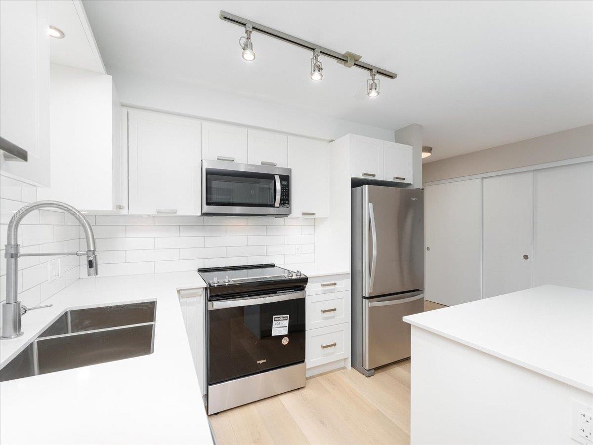 Walk-In Closet Photo of 314 22562 121 Avenue, Maple Ridge, BC