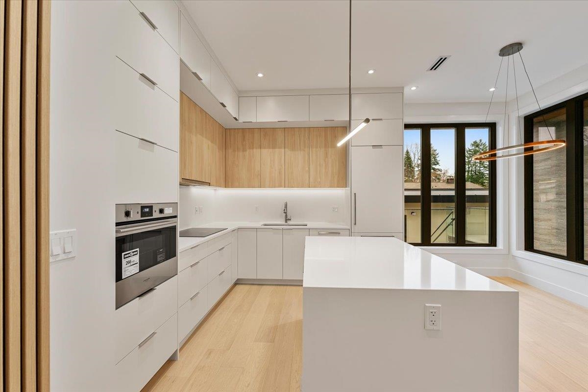 Primary Bathroom Photo of 102 1518 Hatton Avenue, Burnaby, BC