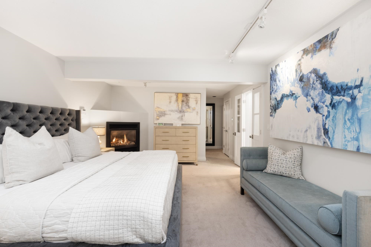 Entry Foyer Photo of 310 Beaver Road, North Vancouver, BC