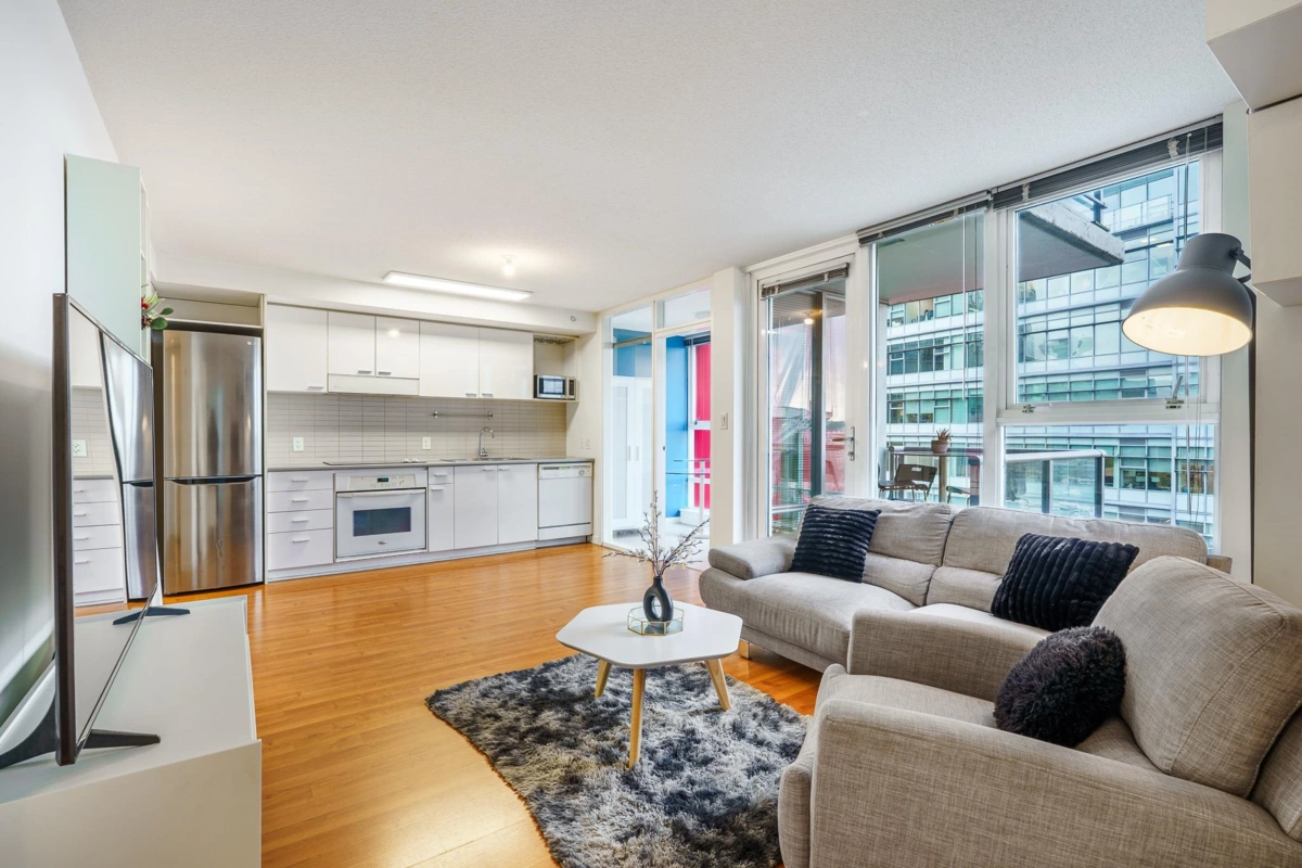 Kitchen Island Photo of 1209 111 W Georgia Street, Vancouver, BC