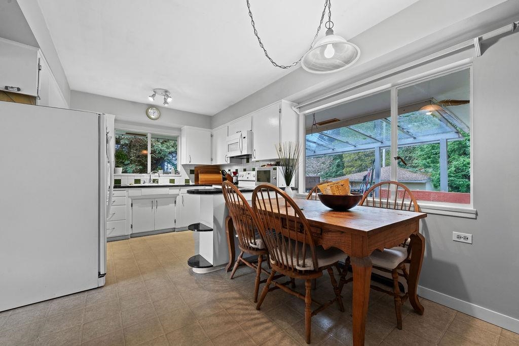 Breakfast Nook Photo of 3955 Highland Boulevard, North Vancouver, BC