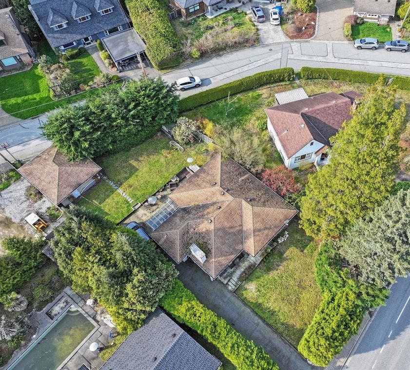 Guest Bathroom Photo of 3955 Highland Boulevard, North Vancouver, BC