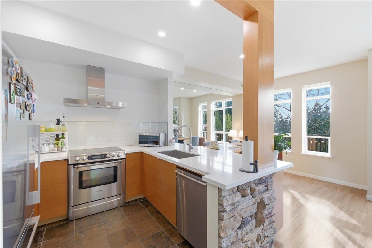 Breakfast Nook Photo of 21 15 Forest Park Way, Port Moody, BC