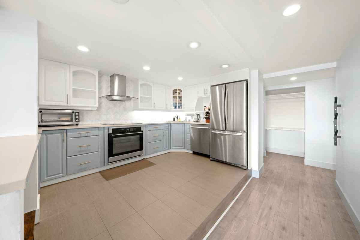 Kitchen Island Photo of 1002 209 Carnarvon Street, New Westminster, BC