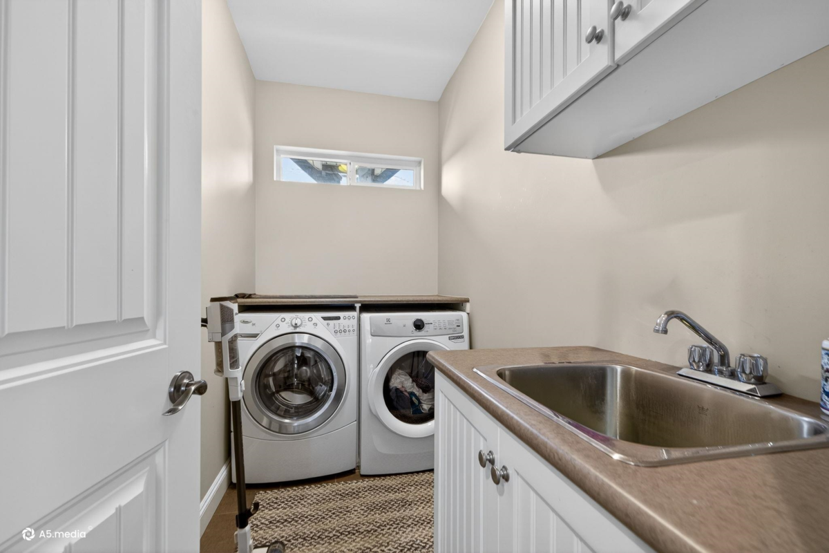 Entry Foyer Photo of 16309 25 Avenue, Surrey, BC
