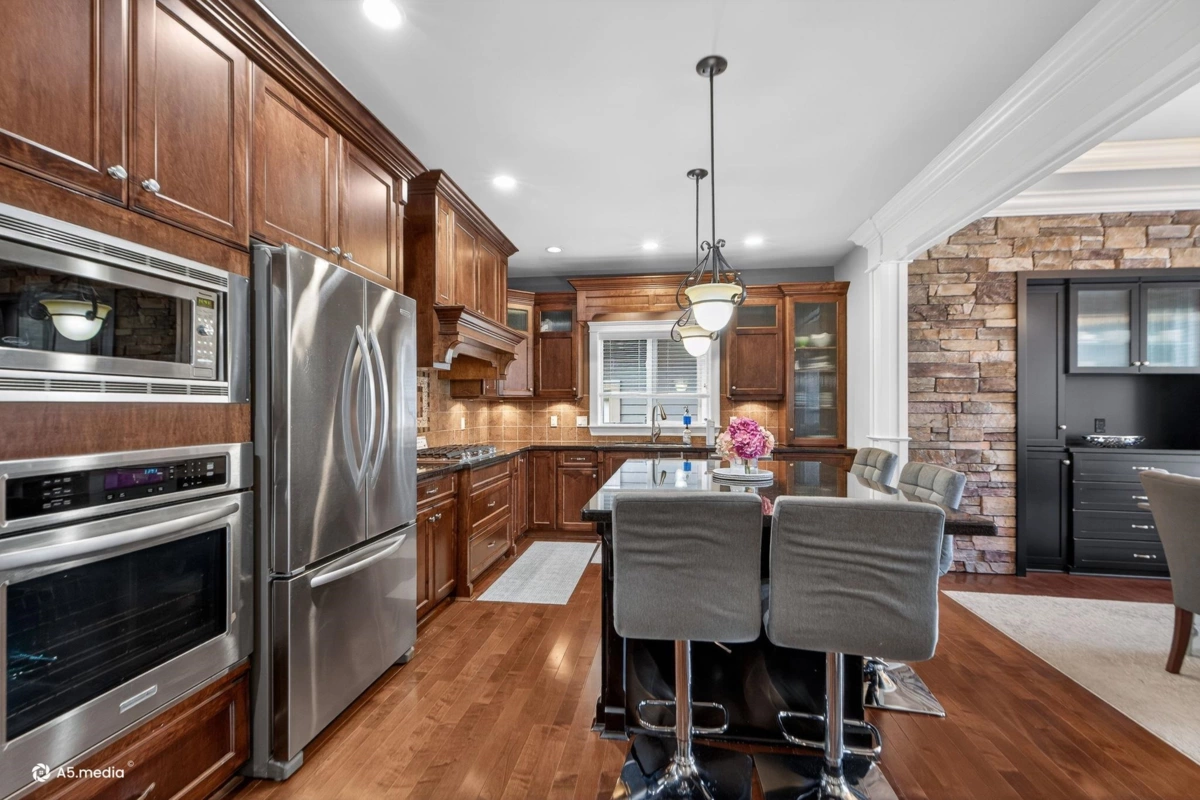 Kitchen Island Photo of 16309 25 Avenue, Surrey, BC