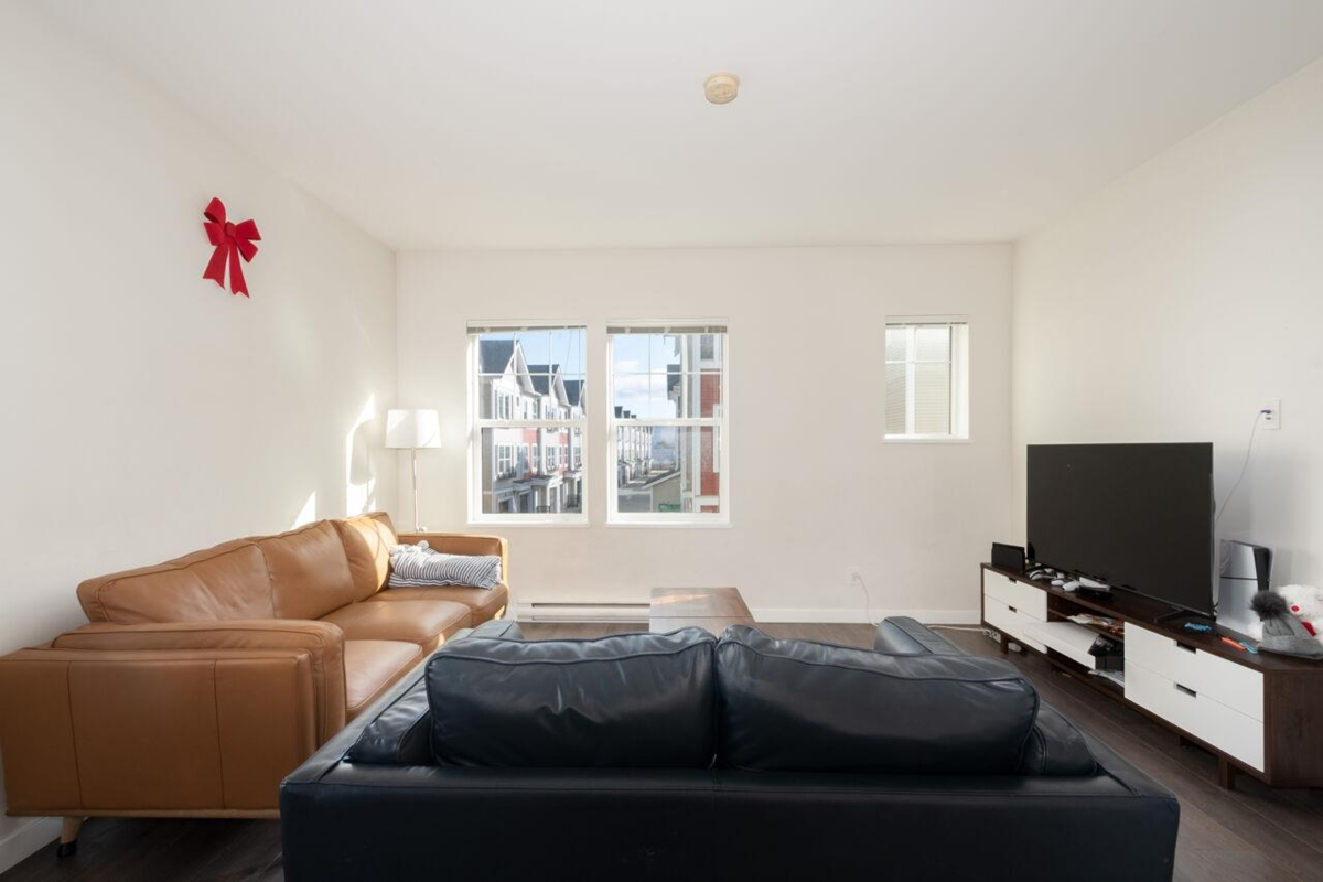 Kitchen Island Photo of 142 32633 Simon Avenue, Abbotsford, BC