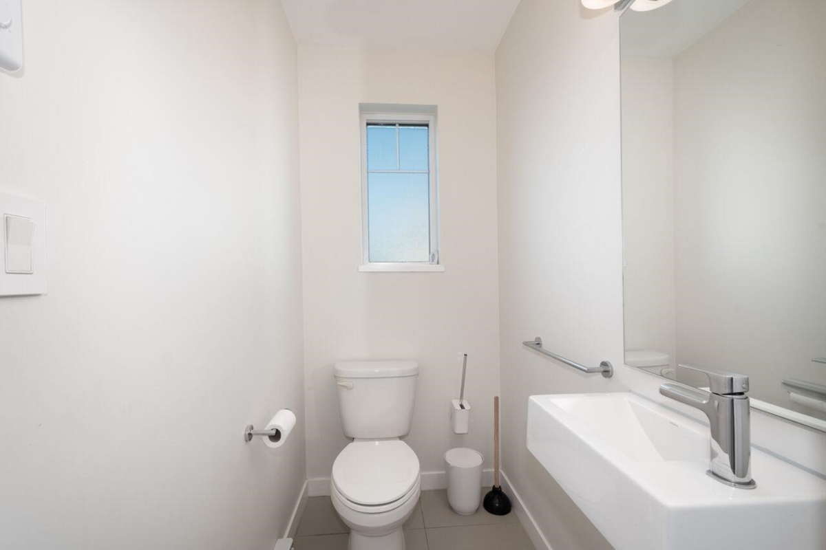 Laundry Room Photo of 142 32633 Simon Avenue, Abbotsford, BC