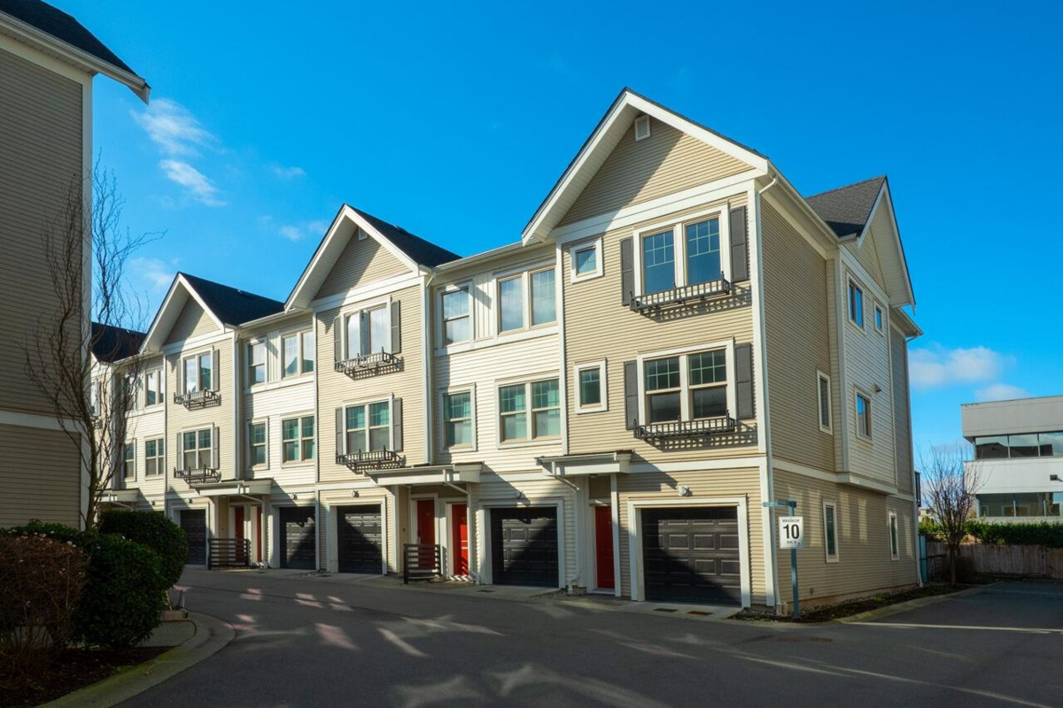 Living Room Photo of 142 32633 Simon Avenue, Abbotsford, BC