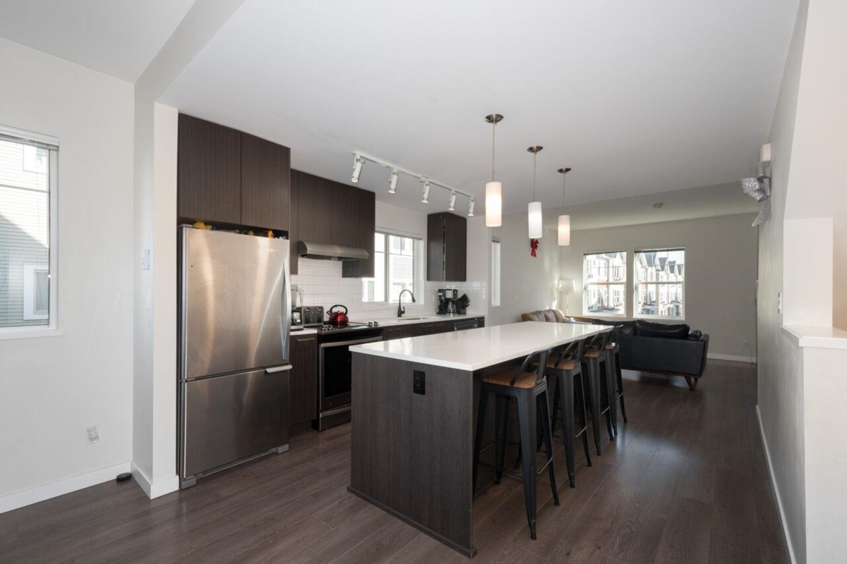 Primary Bathroom Photo of 142 32633 Simon Avenue, Abbotsford, BC