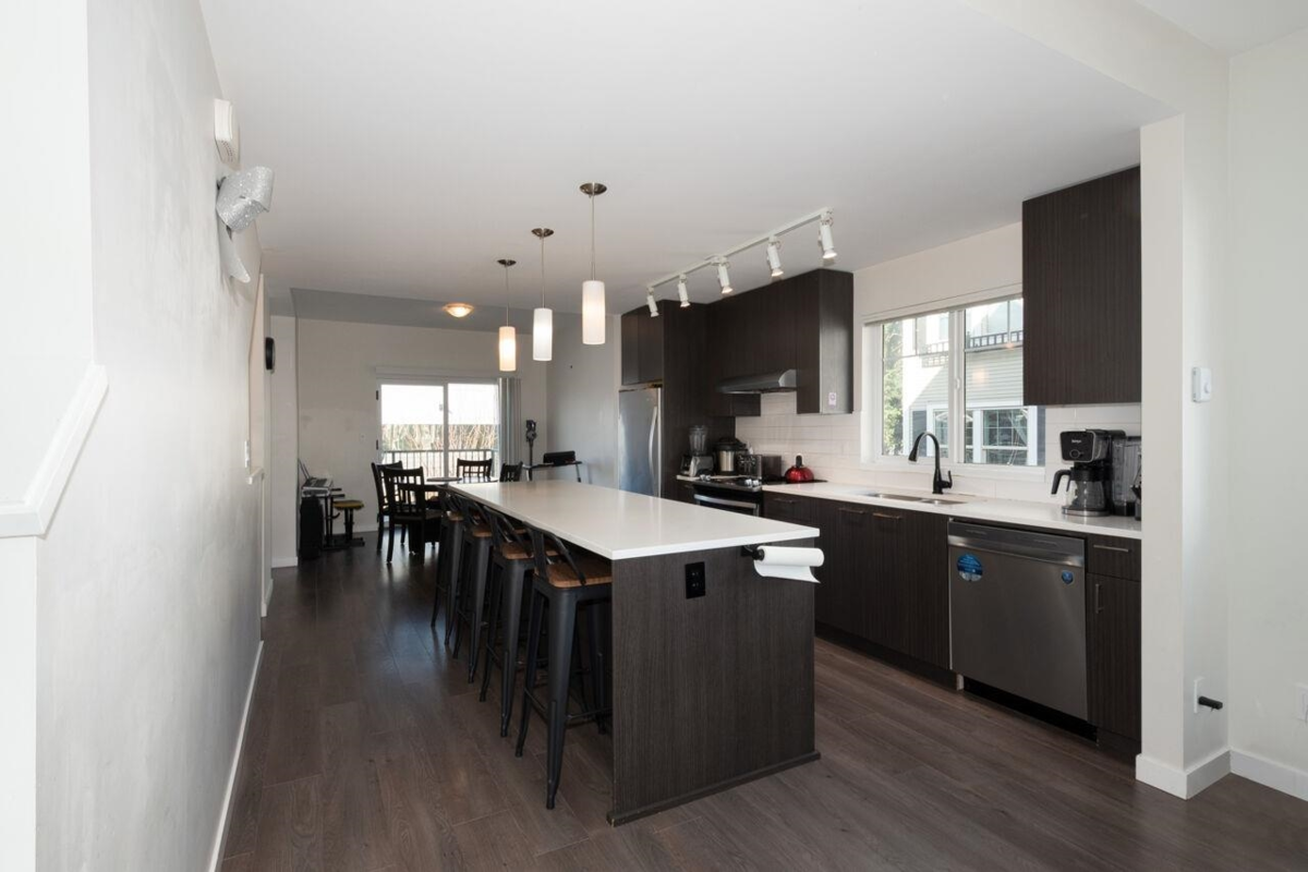 Walk-In Closet Photo of 142 32633 Simon Avenue, Abbotsford, BC