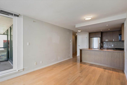 Kitchen Island Photo of 1005 7117 Elmbridge Way, Richmond, BC