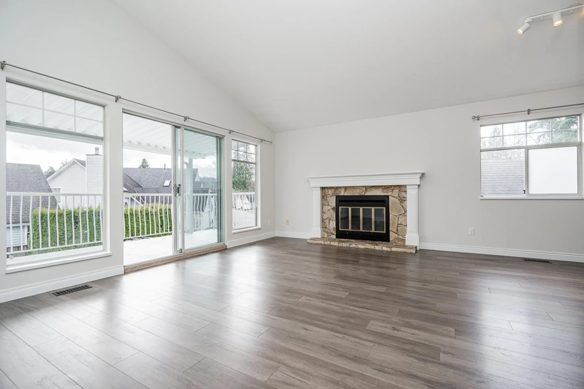 Dining Area Photo of 18 2865 Glen Drive, Coquitlam, BC