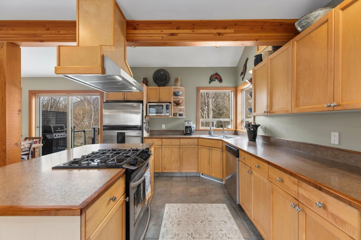 Kitchen Photo of 1423 Willow Drive, Pemberton, BC