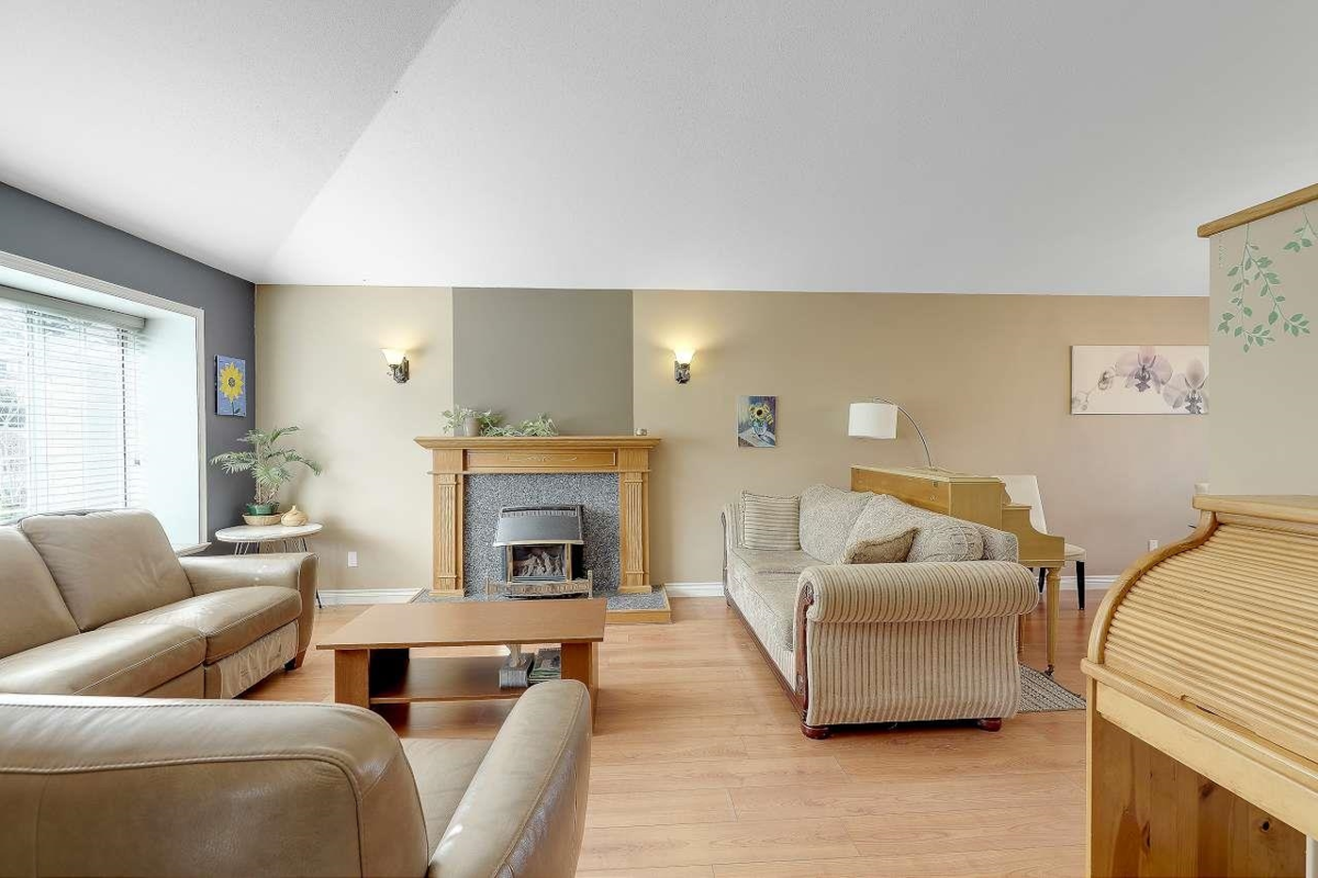 Living Room Photo of 9312 163 Street, Surrey, BC