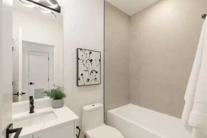 Guest Bathroom Photo of 2 3506 E Pender Street, Vancouver, BC