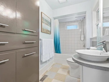 Primary Bathroom Photo of 1523 Seventh Avenue, New Westminster, BC