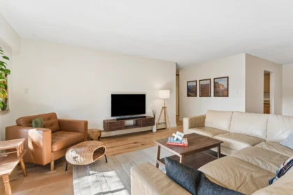 211 1385 Draycott Road, North Vancouver, BC, North Vancouver — Apartment/Condo for sale