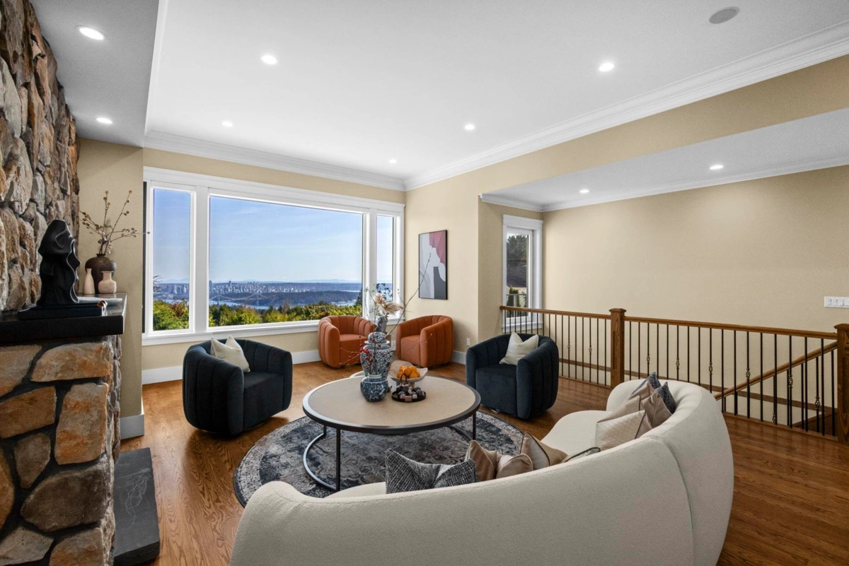 Living Room Photo of 1371 Burnside Road, West Vancouver, BC