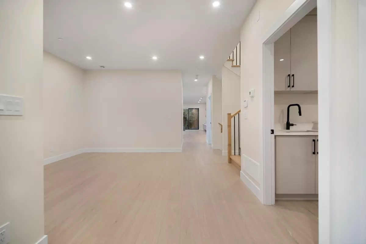Family Room Photo of 14206 North Bluff Road, White Rock, BC