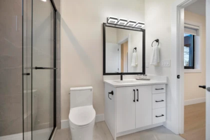 Guest Bathroom Photo of 14206 North Bluff Road, White Rock, BC