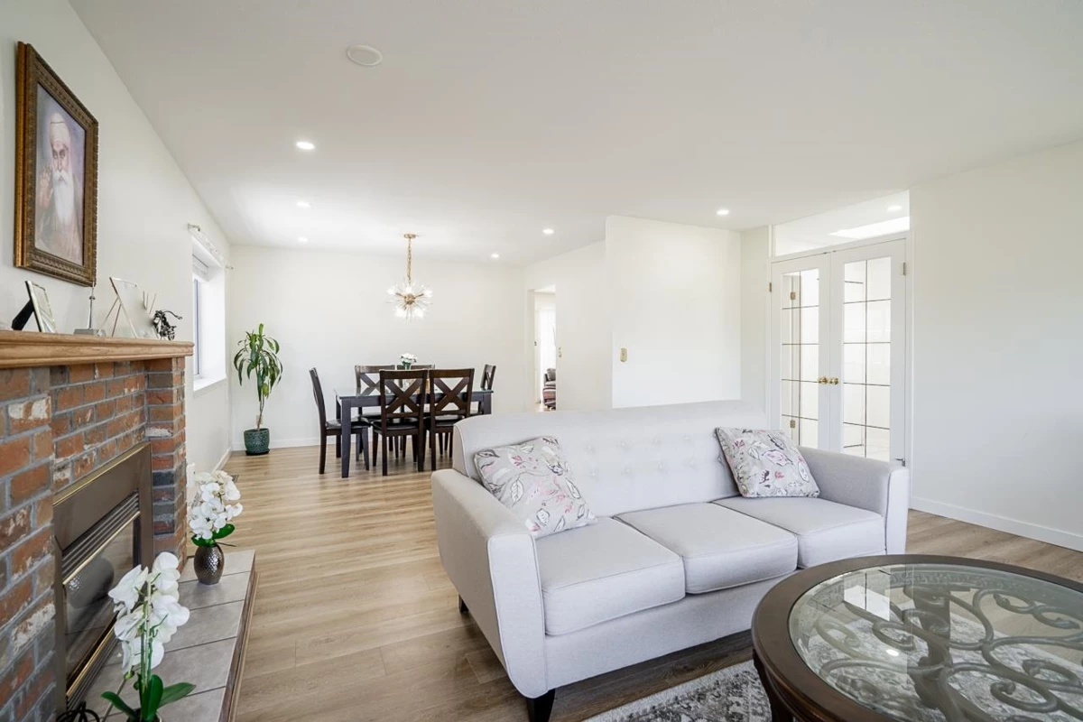 Dining Area Photo of 16158 16a Avenue, Surrey, BC