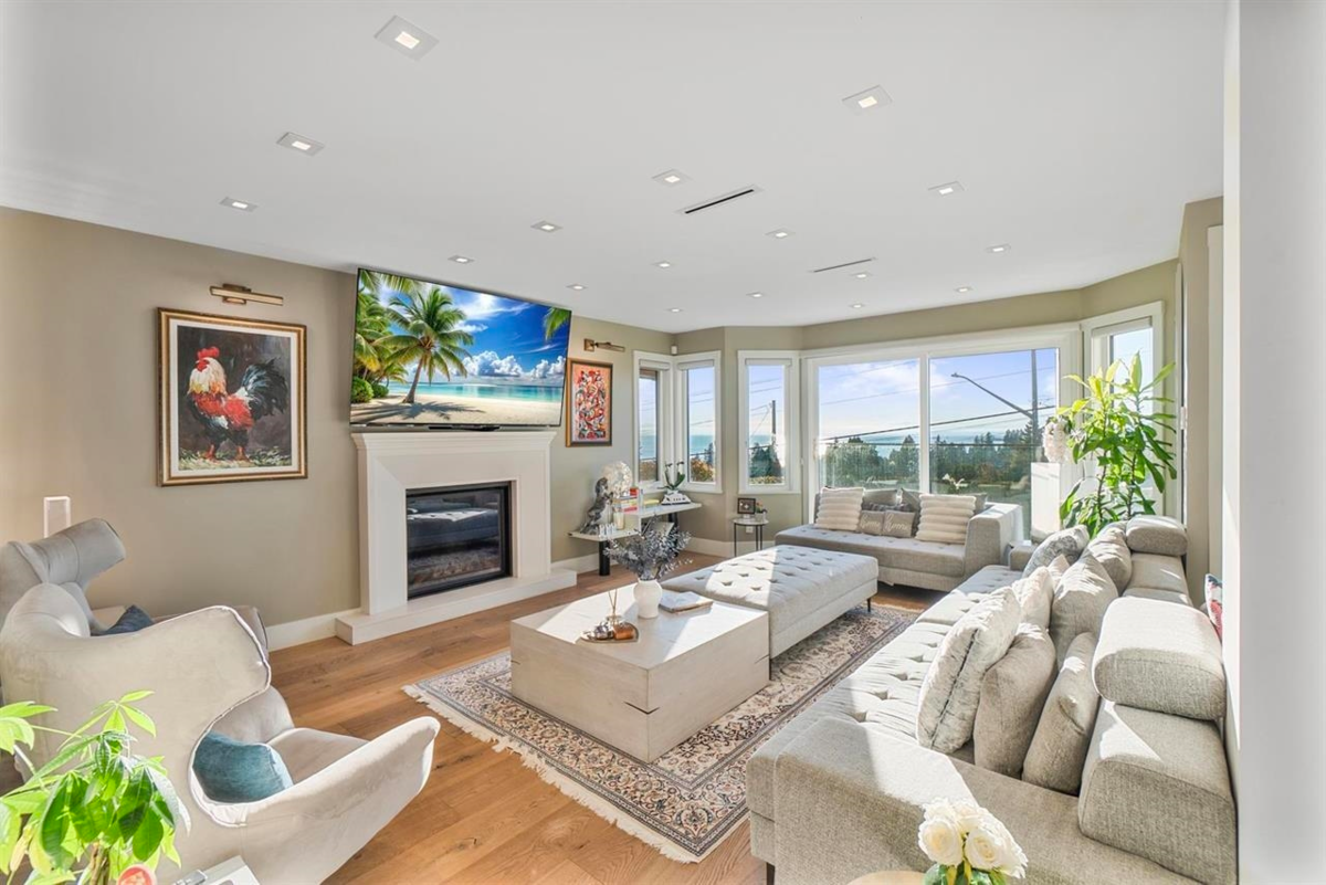 Living Room Photo of 1388 21st Street, West Vancouver, BC