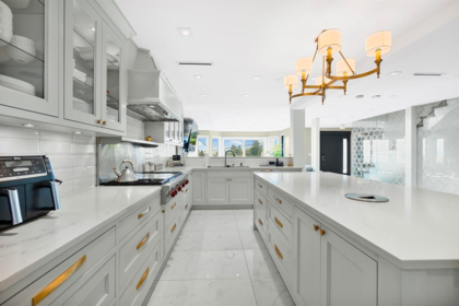 Kitchen Island Photo of 1388 21st Street, West Vancouver, BC