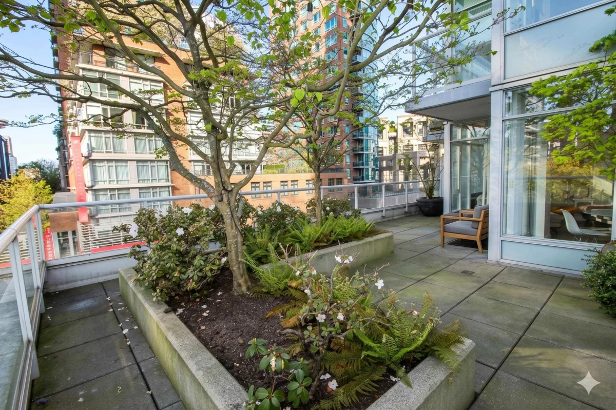 Family Room Photo of 402 480 Robson Street, Vancouver, BC