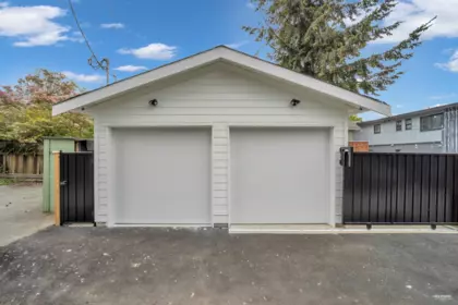 Hot Tub / Spa Photo of 2619 Mcgill Street, Vancouver, BC