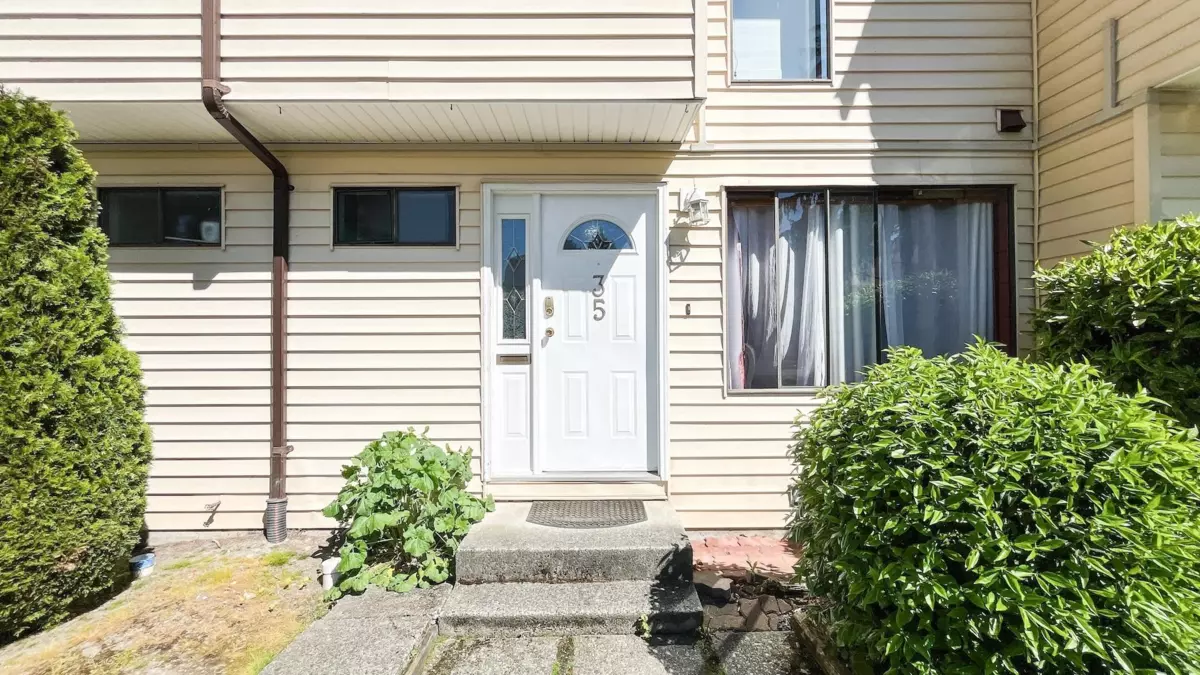Family Room Photo of 35 9348 128 Street, Surrey, BC
