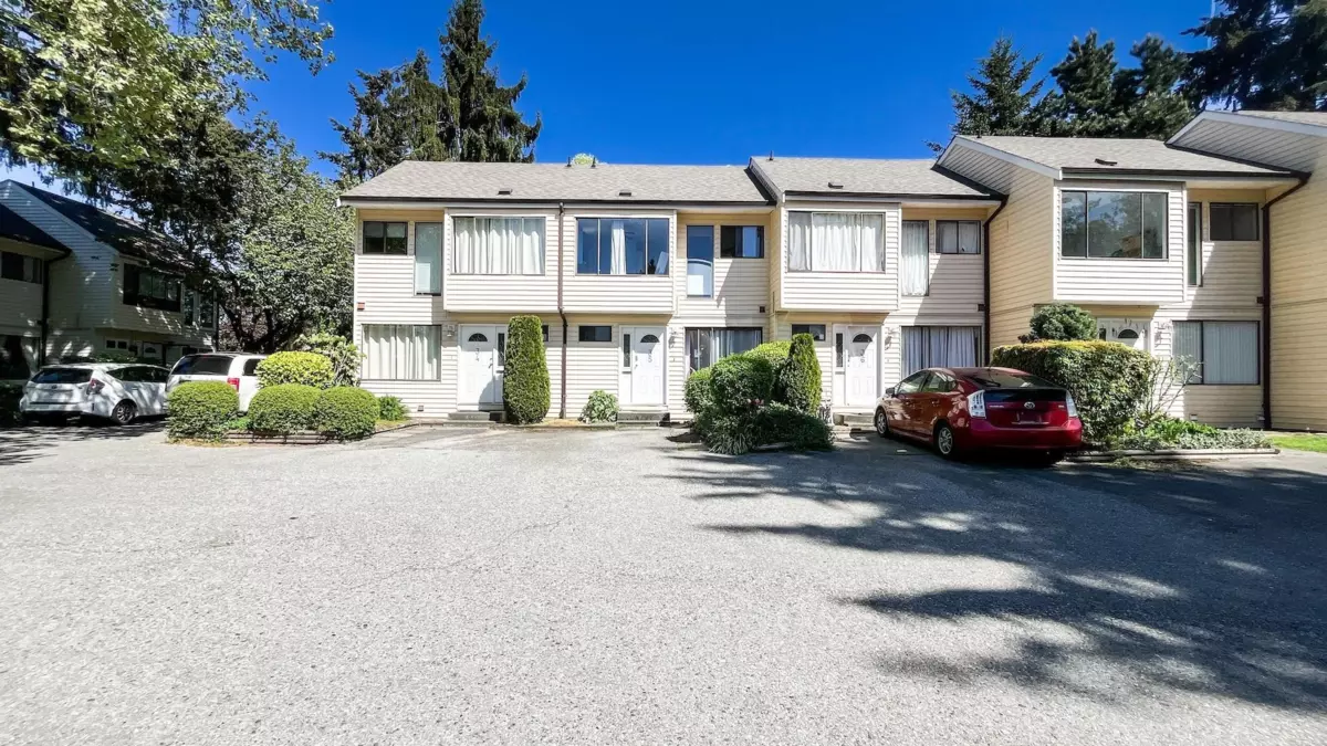Living Room Photo of 35 9348 128 Street, Surrey, BC