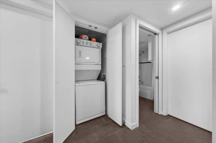 Hallway Photo of 905 58 Keefer Place, Vancouver, BC