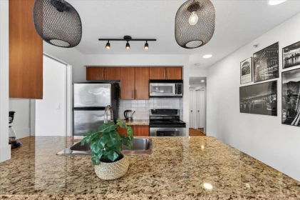 Kitchen Island Photo of 905 58 Keefer Place, Vancouver, BC