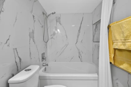 Guest Bathroom Photo of 1005 811 Helmcken Street, Vancouver, BC