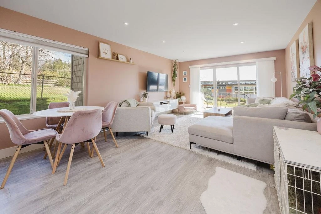 Living Room Photo of 1 622 Farnham Road, Gibsons, BC